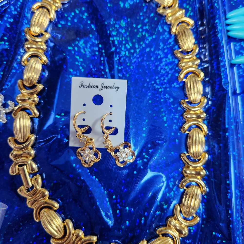 Elegant Gold Necklace and Earring Set